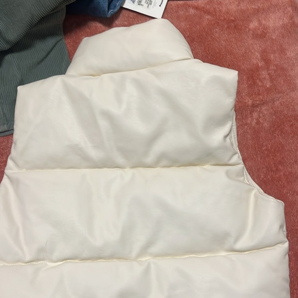Cream Hollister Puffer Vest - Picture 3 of 3